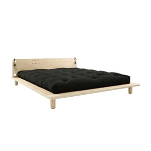 Dvoulůžková postel z masivního dřeva s čelem, lampičkami a černou matrací Double Latex Karup Design Peek, 180 x 200 cm