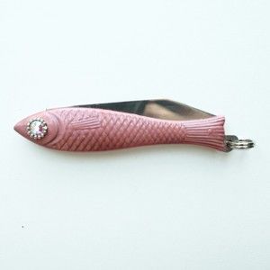 Růžový český nožík rybička s růžovým krystalem v oku v designu od Alexandry Dětinské