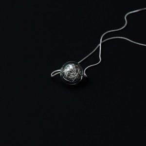 Skleněný náhrdelník s detailem ve stříbrné barvě Ko-ra-le Precious