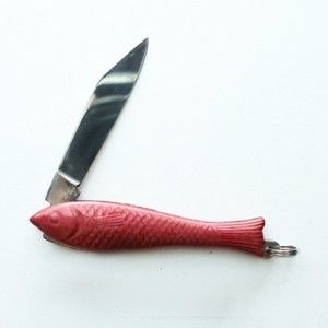 Červený český nožík rybička v designu od Alexandry Dětinské