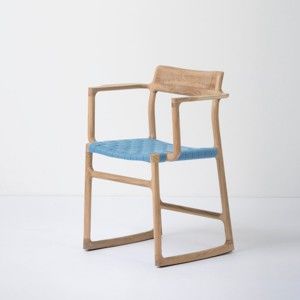 Jídelní židle z masivního dubového dřeva s područkami a modrým sedákem Gazzda Fawn