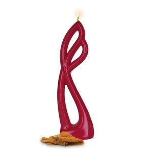 Červená vonná svíčka s vůní skořice Alusi Ava, 8 hodin hoření