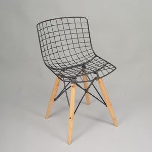 Černá židle s nohami z borovicového dřeva a výpletem z kovu Simla Matt