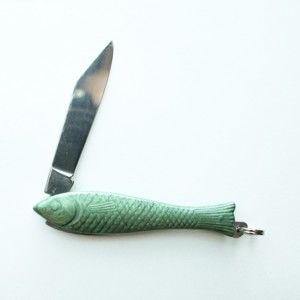 Tmavě zelený český nožík rybička v designu od Alexandry Dětinské