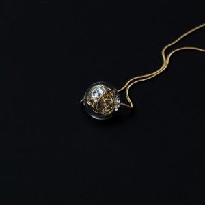 Skleněný náhrdelník s detailem ve zlaté barvě Ko-ra-le Precious