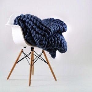 Tmavě modrá ručně pletená deka z merino vlny Concepttual Chunky, 125 x 130 cm