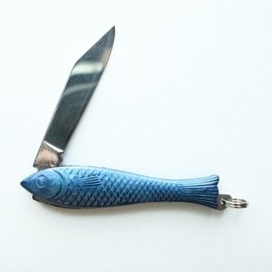 Tmavě modrý český nožík rybička v designu od Alexandry Dětinské