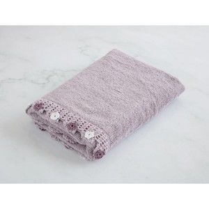 Vínově fialový bavlněný ručník k umyvadlu Flower, 50 x 76 cm