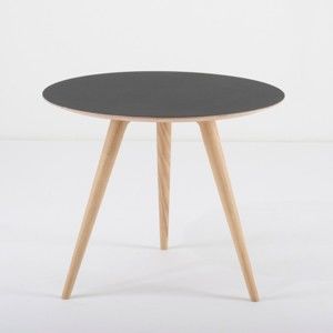 Příruční stolek z dubového dřeva s černou deskou Gazzda Arp, Ø 55 cm