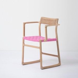 Jídelní židle z masivního dubového dřeva s područkami a růžovým sedákem Gazzda Fawn