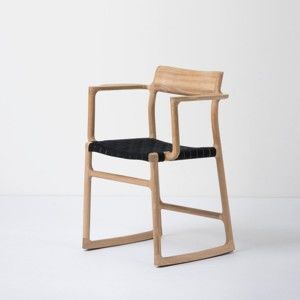 Jídelní židle z masivního dubového dřeva s područkami a černým sedákem Gazzda Fawn