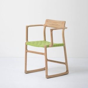 Jídelní židle z masivního dubového dřeva s područkami a zeleným sedákem Gazzda Fawn