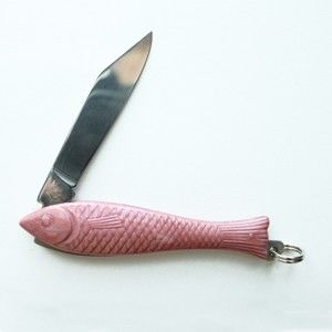 Růžový český nožík rybička v designu od Alexandry Dětinské