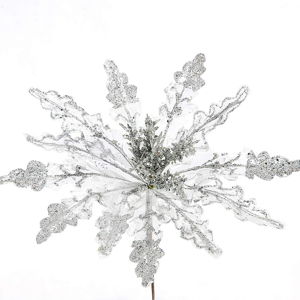 Vánoční plastová dekorace ve tvaru květu ve stříbrné barvě DecoKing Luna