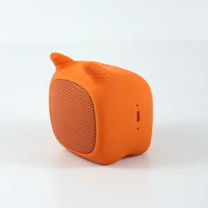 Oranžový přenosný bluetooth reproduktor Qushini Speaker