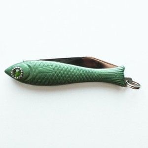 Tmavě zelený český nožík rybička se zeleným krystalem v oku v designu od Alexandry Dětinské