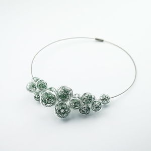Skleněný zelený náhrdelník Ko-ra-le Wired Foam