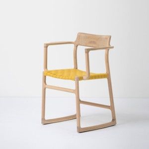 Jídelní židle z masivního dubového dřeva s područkami a žlutým sedákem Gazzda Fawn
