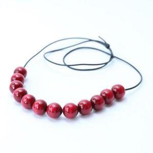 Vínově červený dřevěný dlouhý náhrdelník Ko-ra-le Long