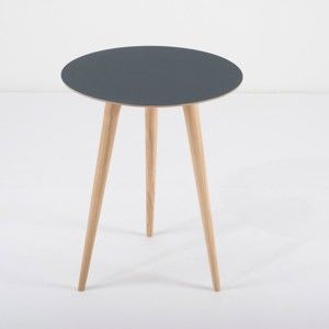 Příruční stolek z dubového dřeva s modrou deskou Gazzda Arp, Ø 45 cm